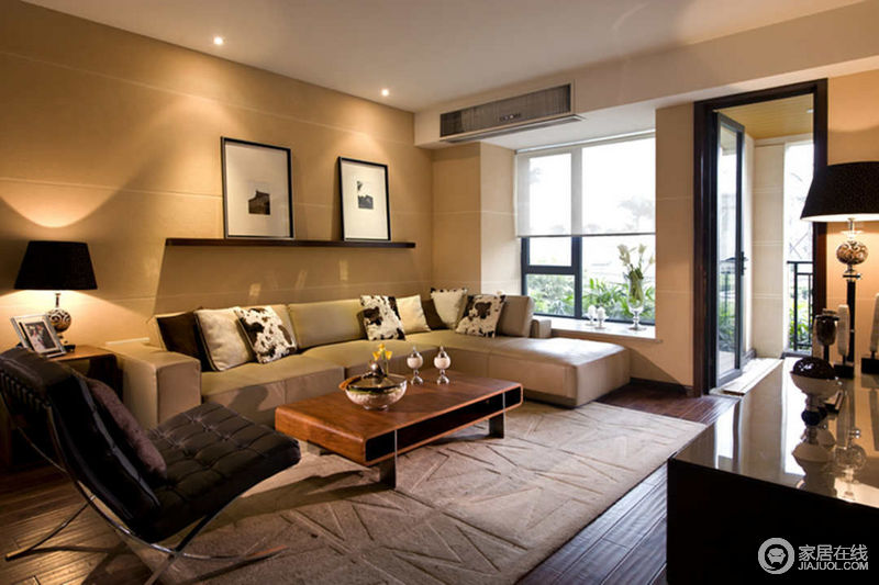客厅浅色的皮质的沙发，比起布艺还是更具质感；墙面与沙发在色彩上相近，整个空间趋于平和温馨。