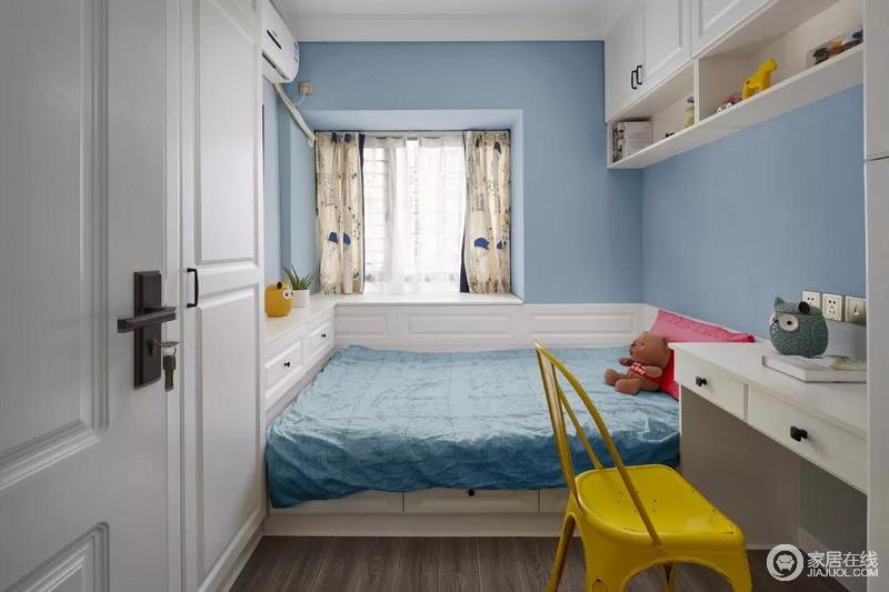 儿童房以天蓝和纯白为主色调，从装饰物入手，又融入鲜亮的黄色、红色作为点缀，给小孩儿营造了一个童趣的小世界