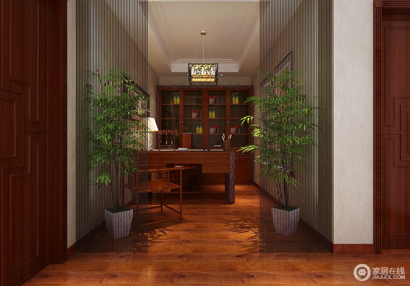 书房显得小巧玲珑，通过细条栅栏和对称绿植规划出门厅内容。定制的书架和写字台，温和又沉稳，营造出小空间的安静感，也适合主人迅速静下心来。