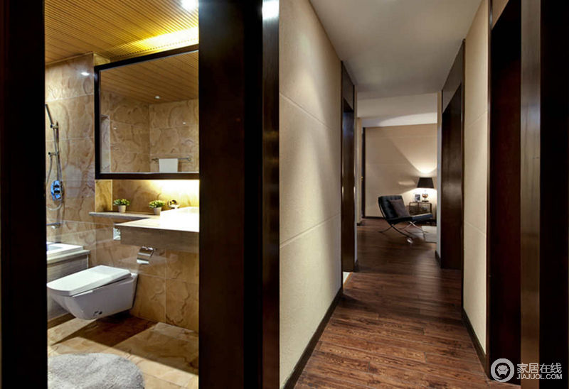 深色的门套更提升整个空间的层次感，厚重但不压抑；卫生间内，简约悬挂式的盥洗区，便于空间的清洁打扫。