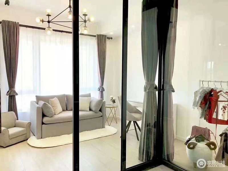 休闲室采光较好，白色的墙面搭配原木地板，让空间更显温实；浅灰色沙发与白色椭圆形地毯因为简约的家具形成亲和感。