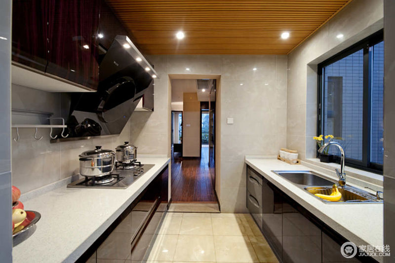 由于厨房的结构问题，双排橱柜的设计使得操作空间变得灵活自如。