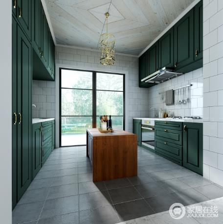厨房利用玻璃推拉格栅门增加空间的通透感，白色方砖与灰色地砖对比中，协调出空间的色彩层次；而墨绿色橱柜无形之中带来一种贵气，让空间实用之余，格外时尚。