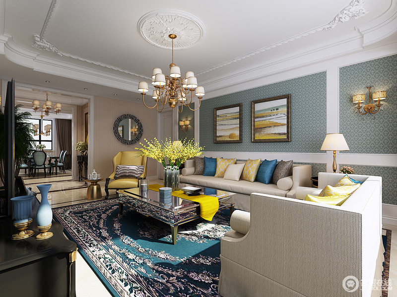 阳光漫步的客厅里，在黄、蓝、灰白色调间婉转流动着不言而喻的明媚。玻璃、金属与布艺、木质材质的混搭，使室内的陈设更具精致和优雅。整个空间的细腻、鲜亮娓娓道来。