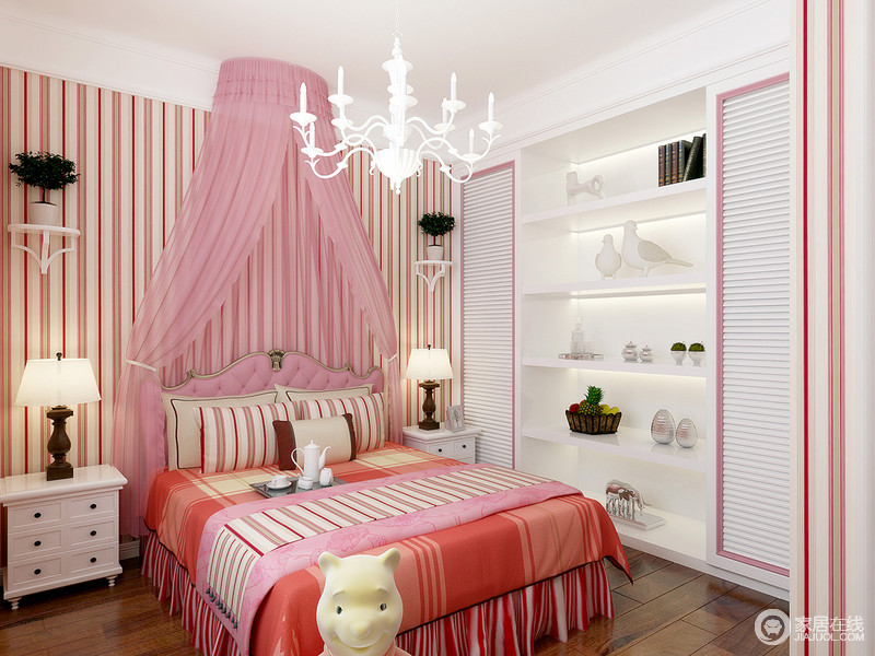 红白条纹在整个房间里具有强烈的视觉感和活泼的出挑感，搭配空间里的白色家具，洋溢着青春活力甜蜜满分。粉紫的床幔质地精良，营造甜美梦幻的休憩氛围。