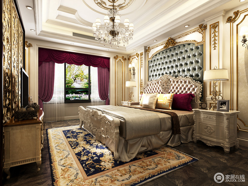卧室延续了客厅的华丽，精致细腻的雕花如同地毯上的锦簇印花，洋溢着路易时代的雍容典雅。背景拉扣软包与床头保持一致，高贵神秘的紫红靠包、窗帘布艺，点缀出情迷意蕴。