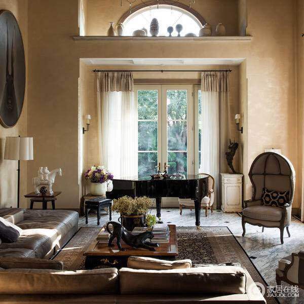 在这个家中，为了营造经典的法式风情，选用了很多件新古典系列的家具。