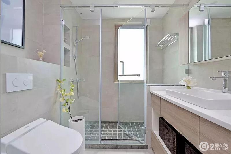 卫生间一尘不染
鲜花点缀恰到好处
暖色瓷砖搭配木色浴柜
打造出一种可以让屋主洗涤身心的纯净空间