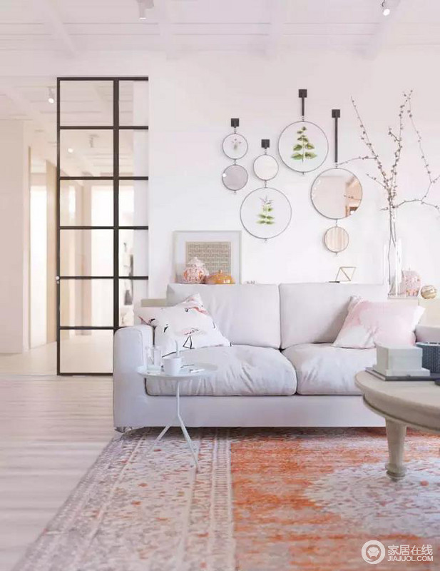 客厅的装饰品圆形画框简单利落，吊灯如同树枝散开线条清晰，创造舒适优雅的环境