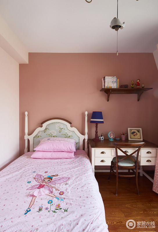 卧室则用了比较欢快的色彩搭配，作为少儿房即体现了功能性，又保留了美式的风格。