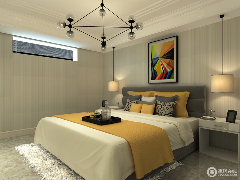 充满现代简约风的卧室里，灰色双人床上姜黄床饰与墙上挂画点燃空间色彩的热情。两侧垂坠的床头灯与天花顶上魔豆灯带来简约空间里的现代工艺设计。