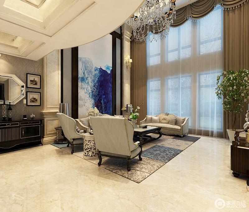 高耸的空间毫无压迫感，蓝白色长轴画让客厅的气势更加猛烈，如涓涓大海，让空间愈加清爽。