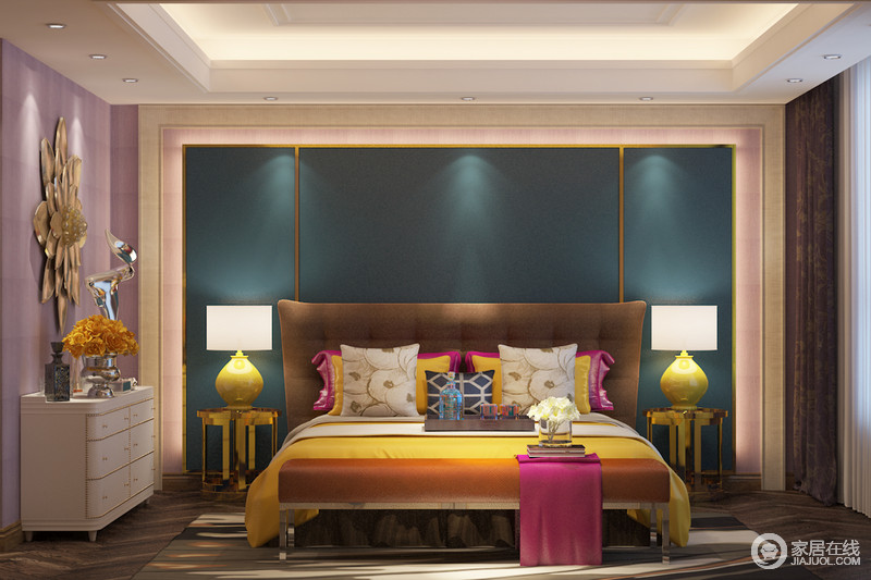 墨绿色、粉紫色墙面形成冲撞对比，黄色床品更将夺目之色糅于此处，夸张中体现出家居的新潮流；黄铜边柜上的陶瓷台灯带给人现代风的冲击，混搭出艺术感交错的空间。