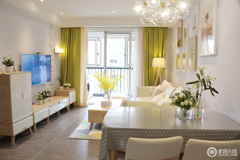  客厅颜色主打柠檬黄和乳白色搭配，沙发墙整体以乳胶漆为主，和装饰画结合，部分留白设计逐渐成为了一种设计主流。