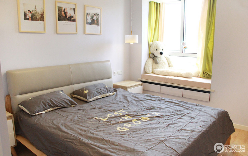  卧室的床选用原木色大床，床背景和客厅设计相互辉映，床头灯分别采用吊灯和壁灯，两种风格各有特色。
