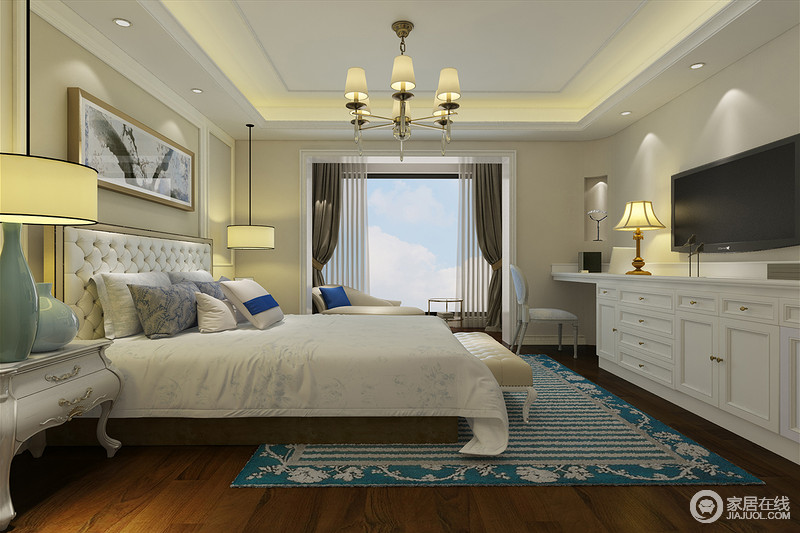 卧室以暖黄色打底，白色的双人床和多功能储物柜饰以白色，制造空间上的层次和色彩上的平衡；铺陈的蓝白印花地毯，起到调和过渡，空间形成相映有趣的轻奢质感。
