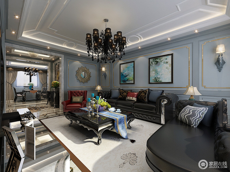 充满西方情调的客厅，将优雅和贵族气质渗透在每个角度，深沉的黑色系沙发组合、茶几系列，混搭着大气高雅的酒红色沙发椅及靠包，在浅蓝、扎染蓝之间，散发着精致迷人的气息。