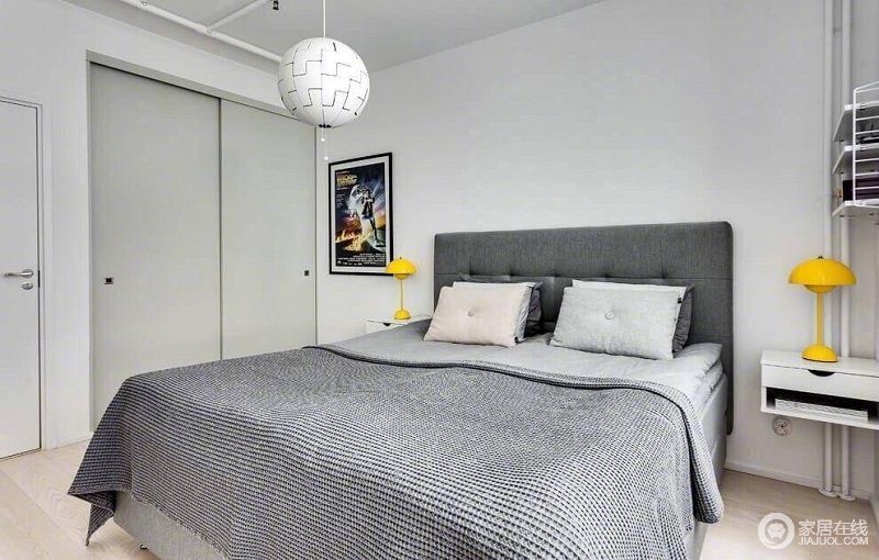 卧室的衣帽间被设计为嵌入式，推拉门节省了空间，使用起来极为便利；灰色调利于睡眠，与白色的空间形成色彩反差，素静中自得舒适。