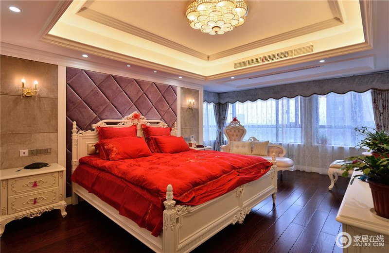 褐色的床头软装，米黄色顶，实木地板，卧室就是一个安静、温馨的场所。