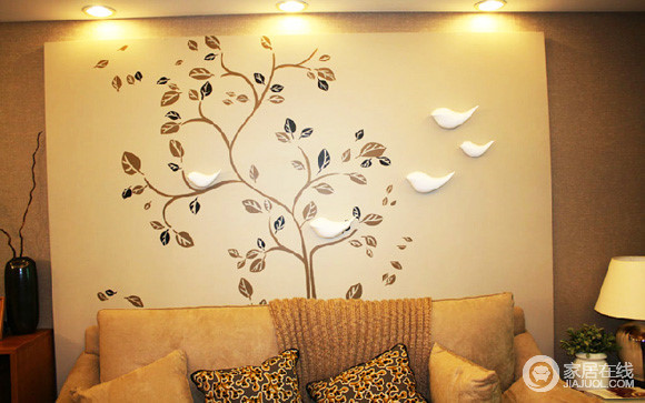 客厅的沙发背景墙，体现出了既温馨又有情调的浪漫即视感。
