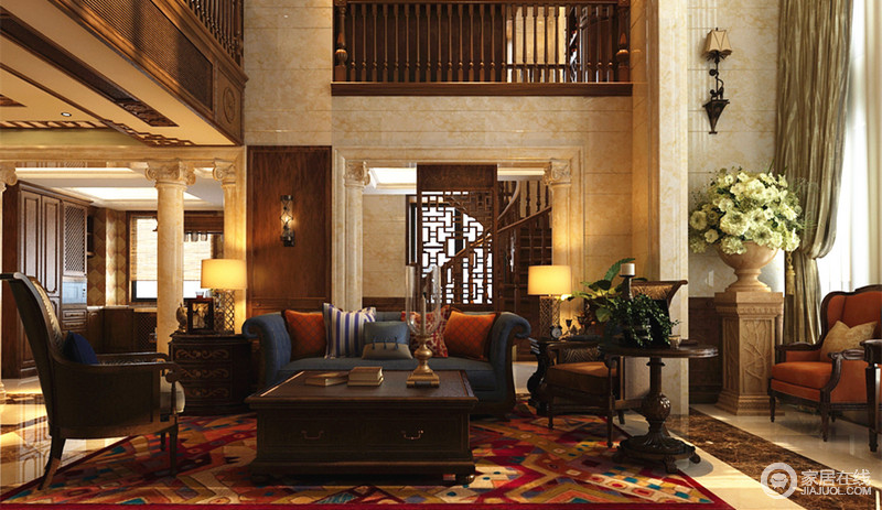 客厅中中式木窗户留空更多可呼吸的空间，复古典雅的沙发搭配中式茶几，一副共融的画面感。