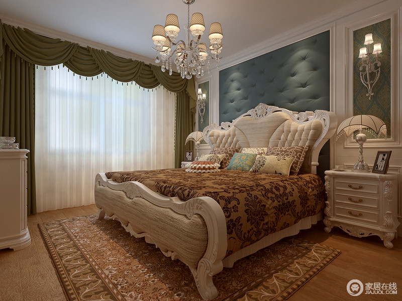 卧室采用大面积不同色块组合，呈现出鲜明的层次；低饱和度色彩，素雅端庄，带来静谧安宁的休憩氛围；布艺和织物上，印花的繁复渲染，空间多了几分浪漫情调。