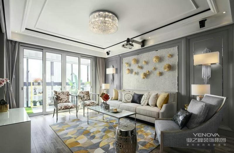 进门就是客厅的户型，沙发背景墙上的创意装饰和地毯相互呼应，浅灰色和金色搭配起来，显得格外的高级。