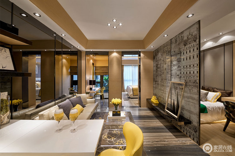 空间以灰褐色为主，从立面到墙面都十分沉静，但是黄色靠垫和家具的点缀更显明快；为了表现主人随性的生活，木框及饰品放置在简约的悬挂柜上，令空间多了份简单的美感。