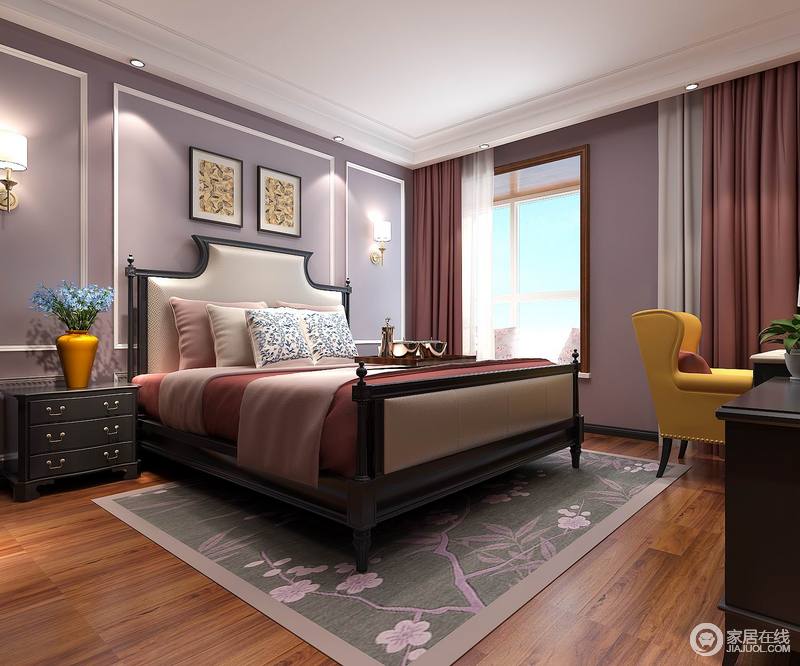 紫色带着轻甜的梦幻打底卧室，释放出的浪漫气息与粉红色系的床品交织，落于姿态高雅优美的花卉地毯上，营造出轻柔动人的休憩氛围；抢眼的橙黄色摆件和单人椅，为魅惑的空间注入时尚活力。