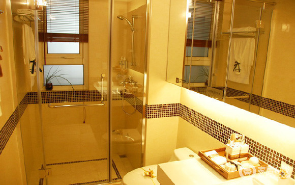 卫生间还是用的穿透明玻璃的浴室呢，淋浴和洗漱的地方是分开的，以后会考虑装个帘子遮一下可能要好点。卫生间的镜子做的很大，以后一家人就不用抢了。