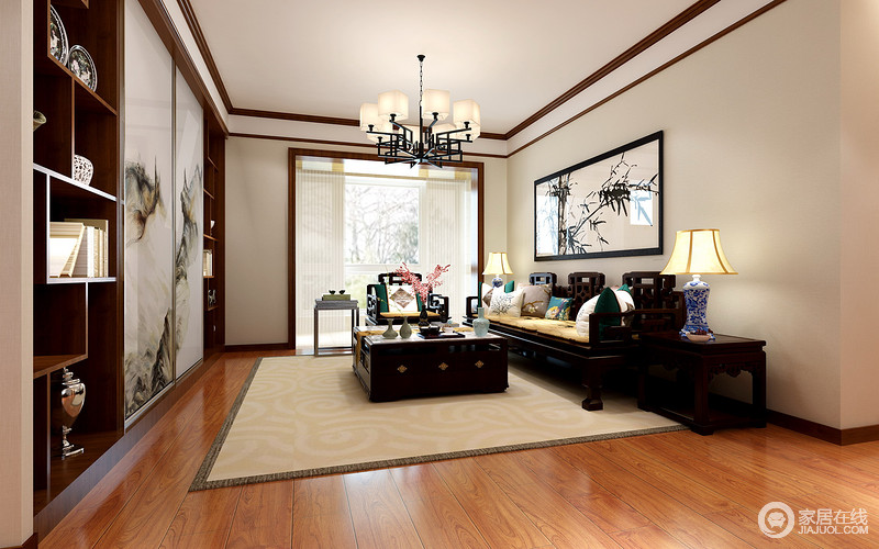 客厅的背景墙以一副黑白竹枝图表达中式文艺，即使实木家具格外复古，却因为新中式靠垫现出清雅；驼色地毯的素色大气中和出内敛，让家成为你的休憩之地。