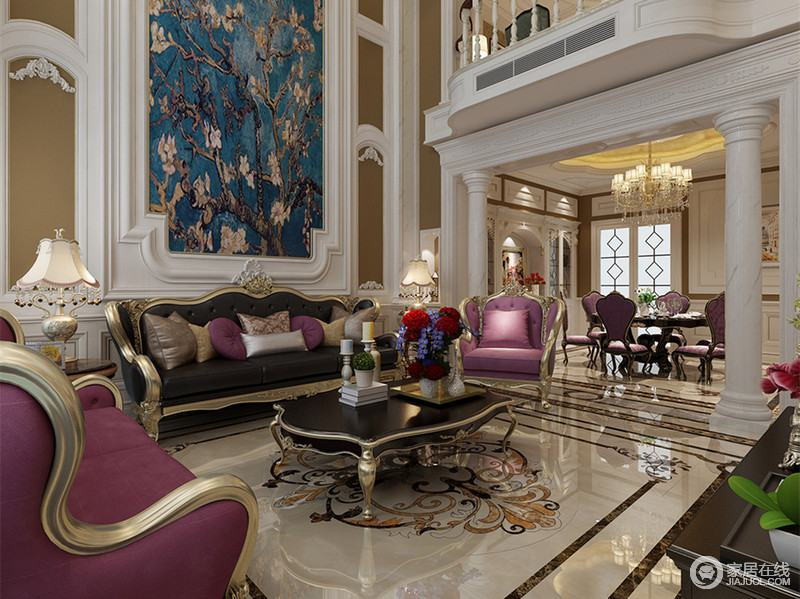 挑高的楼层带来阔朗的视觉空间，大幅花卉图案壁画在膏线的勾勒下，配上高雅的紫色沙发系列，彰显出华贵雍容的质感。家具上的描金，更添轻奢的灵动。