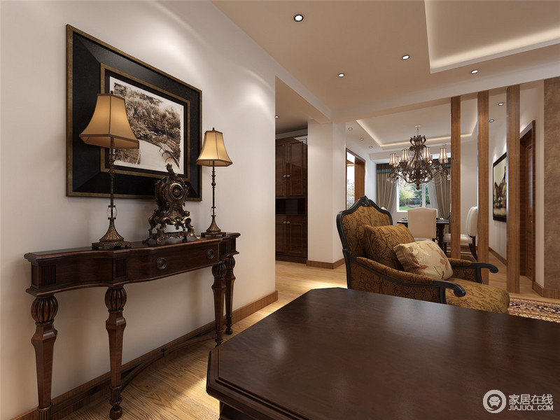 美式的复古兼收古典的华丽，在客厅角落的一隅，复古的胡桃木边几桌，搭配提花布艺单人沙发，处处彰显美式哲学。