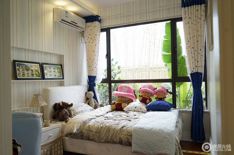 儿童房清爽舒适，浅色条纹壁纸令整个空间格外净爽；蓝白波点窗帘带着俏皮，让整个儿童房里舒适、温馨，再加上卡通玩偶的陪衬，愈发活泼。