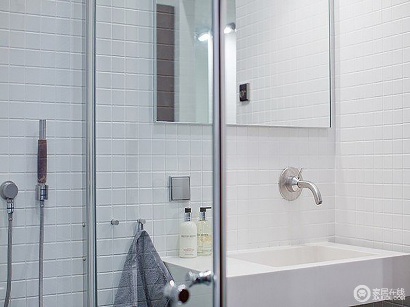 白色方格墙砖铺就整个卫生间，简约、干净、整洁，淋浴区用玻璃隔断让空间干湿区完全分离，既简单又可以减少打理上的麻烦。
