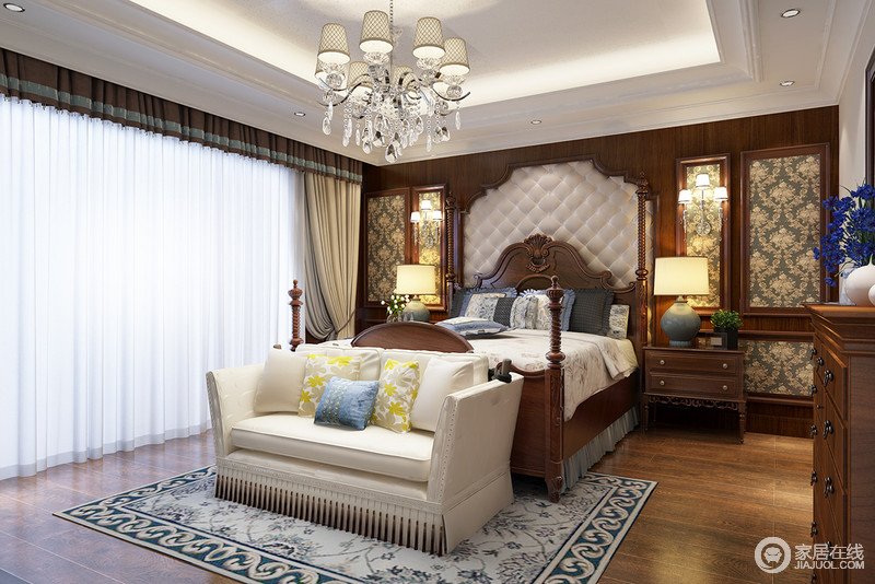 一半是褐木搭建起来的深色调，如木床、边柜；一半是白色点缀的清浅，如白色沙发、蓝色花纹地毯等，两者交汇出优雅脱俗，不枯燥地空间。