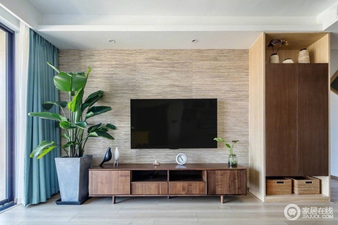 简简单单的电视背景墙，细致地侧柜，以及实木电视柜构成色调一致，木质感结合出自然朴质，再加上原木地板，绿植的注入，还原了一份北欧静雅。