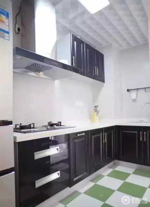 厨房用经典的黑白橱柜来搭配绿色的地板，有种混搭的美感