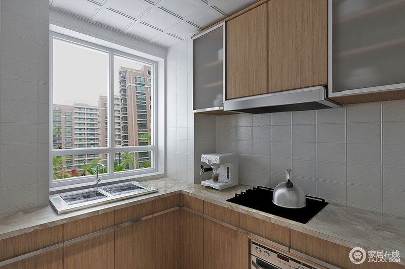 厨房和客厅采用了隔断式移门，厨房瓷砖采用了白色的，给空间更明亮的感觉，与橱柜层次相碰撞。