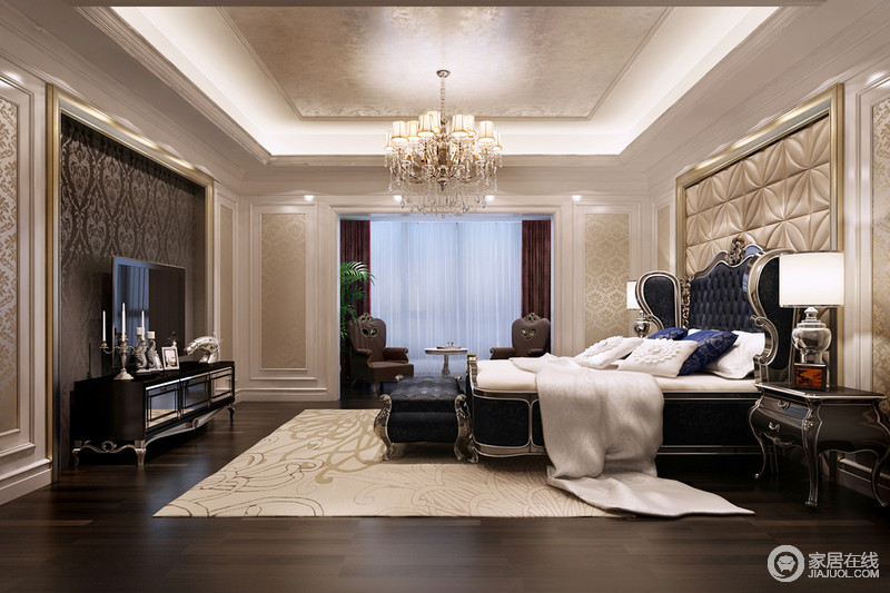 卧室墙面以对称的方式形成规整的节奏感，墙饰透着富丽的贵气。深色的家具搭配浅色系的床品，将成熟稳重与轻盈柔和混搭，展现出冷静雅致的空间气质。