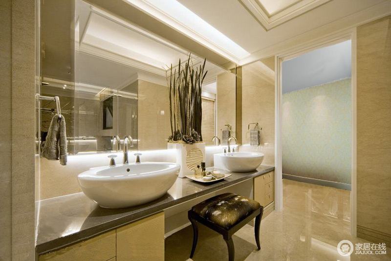 浅米黄色的大理石光泽通透晶莹，在丰富灯带的营造与演绎，及宽阔浴室镜的折射，显得开阔舒畅。双盥洗台的配置，适合家人日常的共同使用。