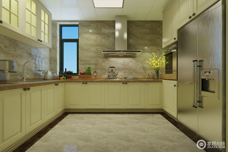 厨房采用U型设计，充分利用墙面空间，预留出宽敞的中央活动区域；浅米黄色的橱柜与褐黄色的理石墙，形成细腻温和的层次；冰箱被巧妙的与吊柜结合，规整又简洁利落。