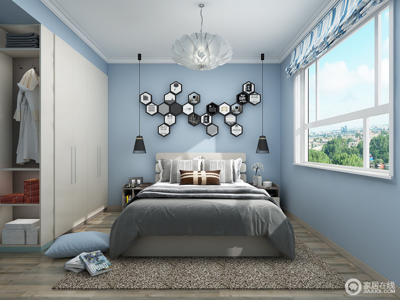 卧室以浅蓝色来粉刷空间，清爽的颜色为留宿的亲朋带来舒适；定制的衣柜可以补充其它空间收纳的不足，1.5m的大床更为实用，也因为灰色地板多了份稳重；吊式台灯搭配几何墙饰造就了空间时尚。