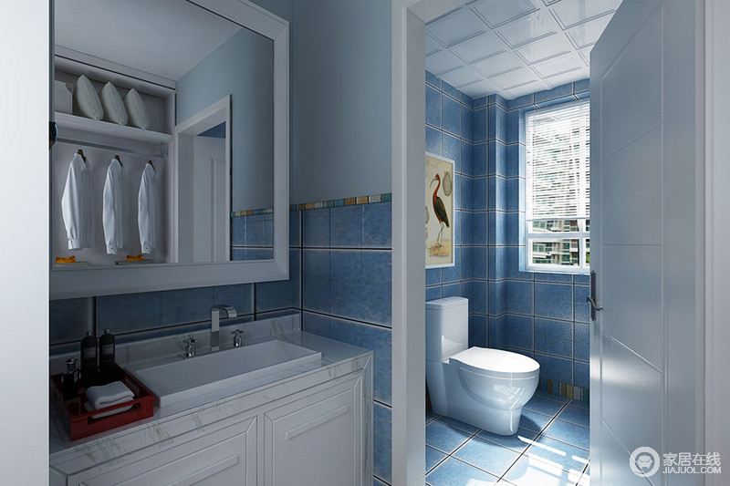 卫生间，以蓝色为基调；不同造型的浴室镜折射着空间，带来视觉上的延伸扩展，给人一种淡淡的清爽感。