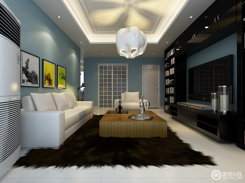 客厅的墙面以蓝色为主，但是彩色挂画镌刻出多彩之趣；简洁的设计通过黑色电视柜、地毯和书柜凸显出功能性，并与白色沙发、白色创意吊灯对比出经典，让简约和纯粹成为主调。