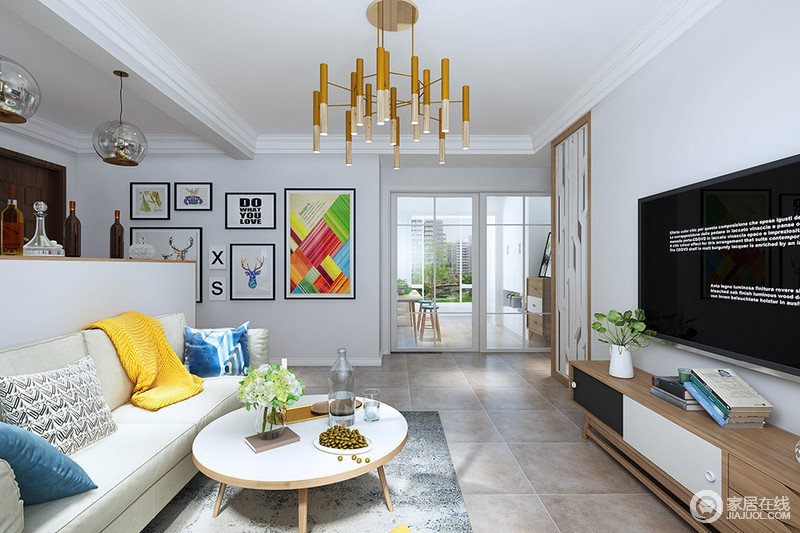 北欧风格的客厅简洁、明快、清爽，棉质的沙发搭配金色质感的吊灯、茶几，装饰品等衬托出空间的稳重、时尚。