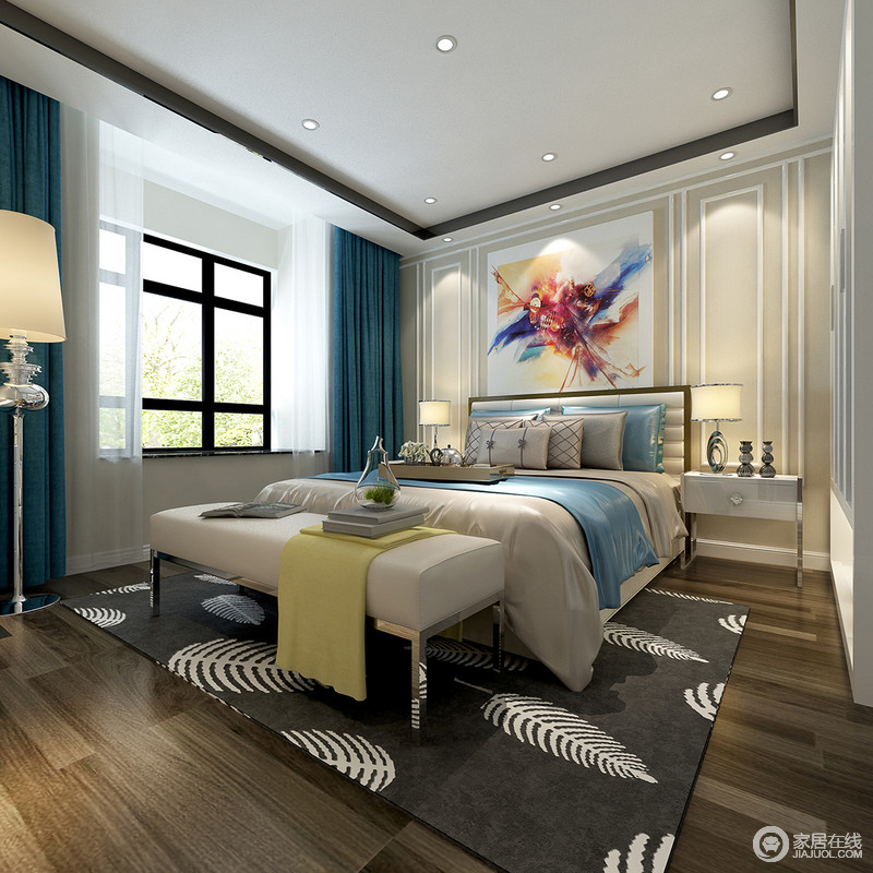 卧室里蓝色以不同饱和度运用在床品及窗帘布艺上，在素雅的灰黄打底色空间中，显得宁静安和。而鲜明的图案则为简约的卧室空间，赋予了更多的活力和激情。