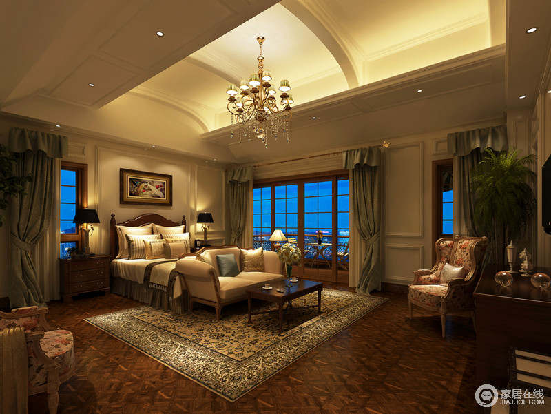 卧室中特别适合选用内敛的色调，可以让人的沉静下来；褐色暗花地板与木床在墨绿色和淡黄色家具、饰品的装点下，呈现出幽深地复古之美。