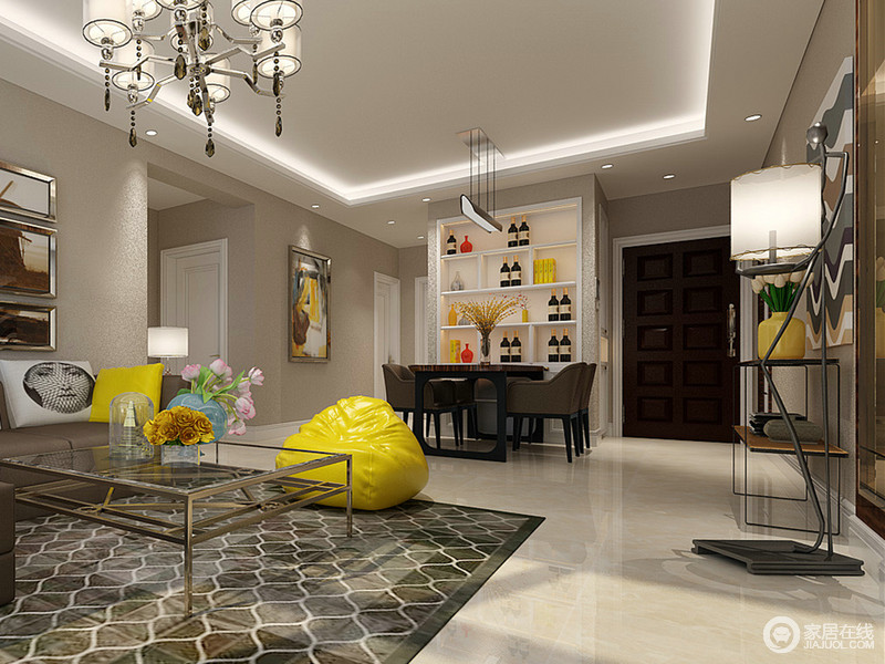 客厅、走廊背景墙装饰及餐厅，设计师以活力亮彩的明黄色，形成视觉上的串联，也在以浅驼色打底的空间中，点缀出明媚感；金属玻璃材质的使用，使成熟稳重的空间，愈加多了几分简练刚硬的轻奢质感。