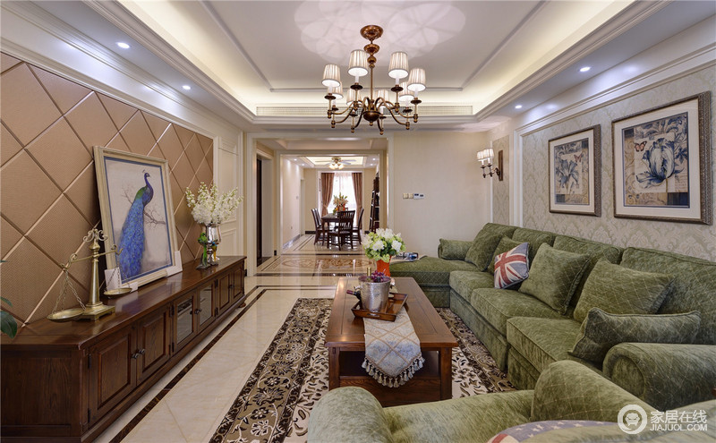 加大了客厅的空间，整个看起来色调搭配合理，温馨舒适。